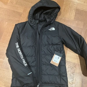 Vinter/skidjacka The North Face junior - Oanvänd vinter/skidjacka. Lappar kvar. Strl xl junior, ca 150 cl. Lappar kvar. Inköpt för 999 kr.