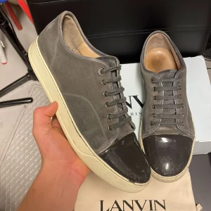 Lanvins - Säljer dessa sjukt feta lanvins i färgen elephant grey ! Storlek uk10 vilket motsvarar storlek 44. Kan gå ner i pris vid snabb affär. Hör av dig vid minsta fundering! Köpta på NK! 