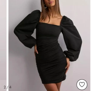 Klänning - Säljer denna fina svarta klänning köpt på Nelly i våras. Endast använd vid ett tillfälle som var under min mösspåtagning, som ny! Storlek Xs. Nypris 399kr, säljer för 150. 💕Passar mig som är ca 165cm. 