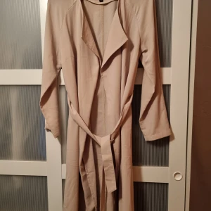 Kavaj jacka med knytskärp  - Snygg kavaj jacka med knytskärp. Stilren design som passar till många olika outfits.