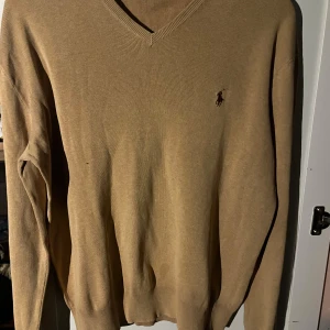 Beige Ralph Lauren - Beige Ralph Lauren tröja i mycket bra skick. Tröjan passar som medium.  