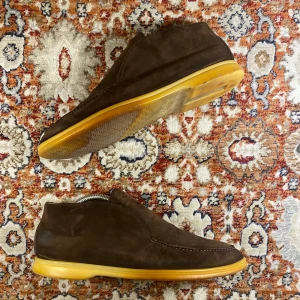 Loro Piana Open Walk - Hej! Säljer nu mina skor från märket Loro Piana , storlek 42, använt skick, tveka inte på att höra av dig om du har frågor eller funderingar kring skorna!