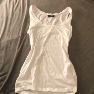 Vit linnetopp från Take off - Säljer en enkel och stilren vit linnetopp från Take off. Perfekt för varma dagar eller som lager under andra plagg. Toppen har en klassisk design med smala axelband