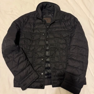 Svart  jacka från Massimo Dutti - Snygg svart  jacka från Massimo Dutti med knappar framtill och två bröstfickor. Perfekt för kyligare dagar med sin stilrena design och bekväma passform.