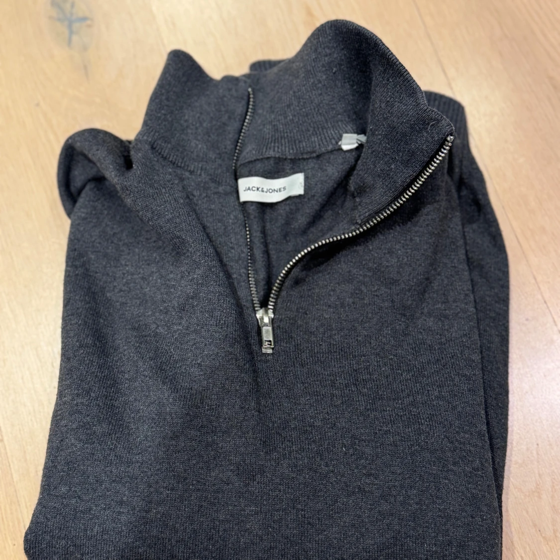 Mörkgrå ziptröja från Jack & Jones strl S - 90