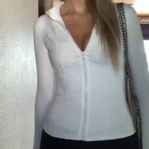 Vit zip tröja  - Fråga om fler bilder eller om du har någon fråga, pris kan diskuteras 