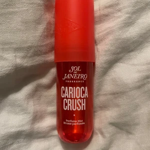 Carioca Crush Summer Fragrance Mist 90 ml - Jag säljer Sol de Janeiros Carioca Crush, en somrig doftmist i en livlig röd flaska. Perfekt för att fräscha upp din dag med en exotisk och upplyftande doft. Den är ifrån sol de janeiros summer limited edition 2024 och går ej att få tag på längre. Den är endast sprutat för att lukta på!