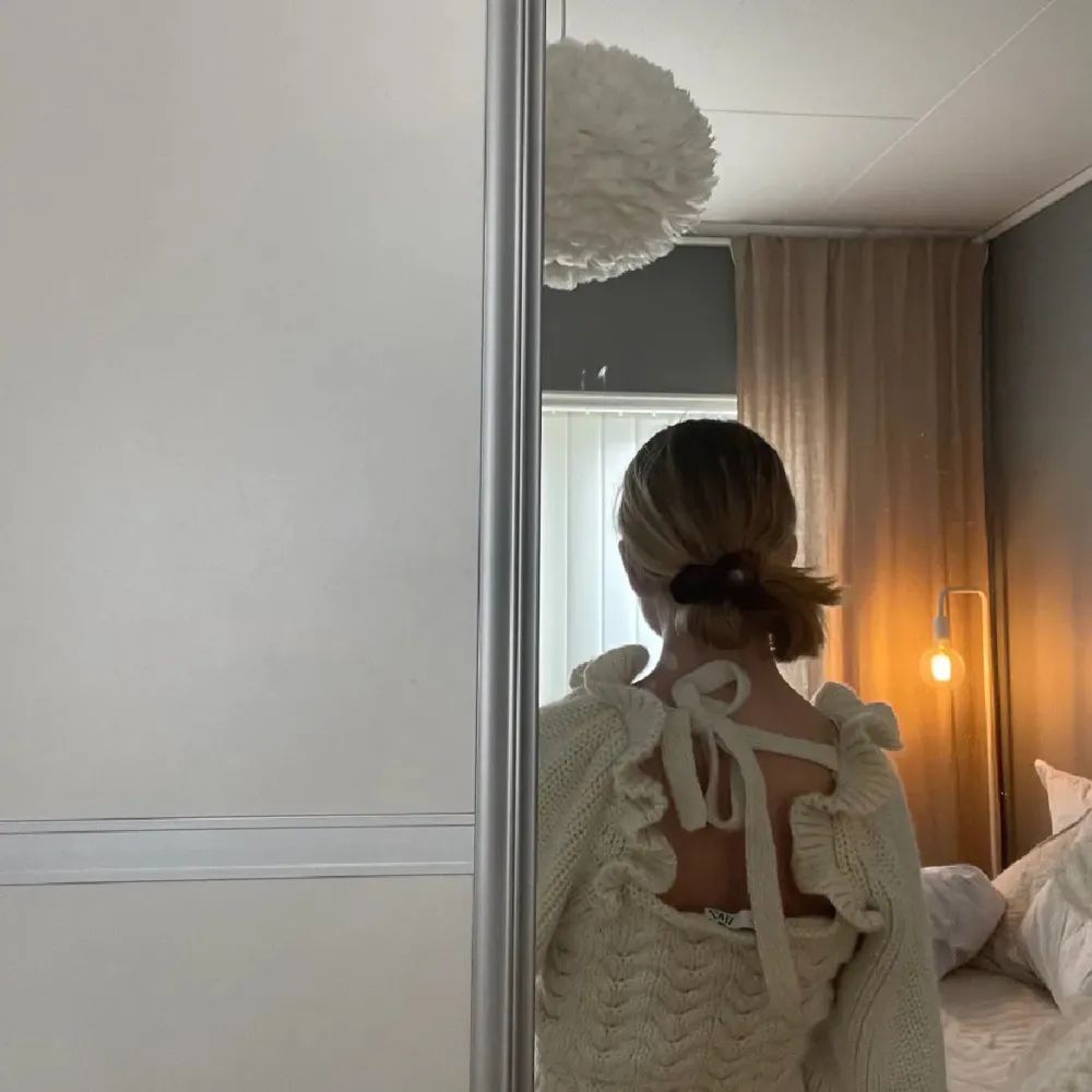 Säljer en mysig beige stickad tröja med ett snyggt flätmönster. Tröjan är mjuk och skön och har en unik knytning i ryggen. Perfekt för kyliga dagar!💗(lånade bilder från förra äger en så den inte satt så bra på just mig). Neuletakit & Villapaidat.