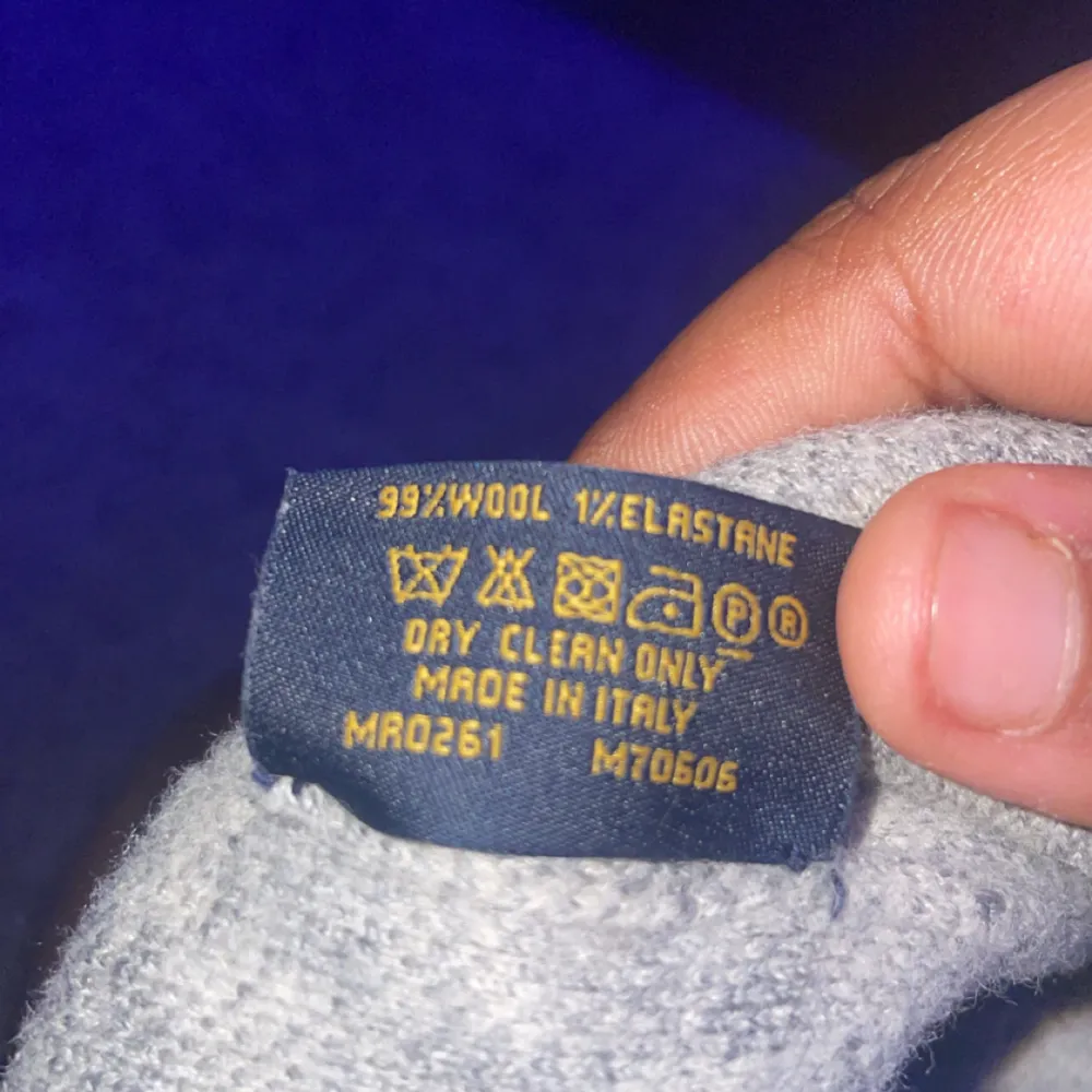 “Säljer en äkta Louis Vuitton mössa i grått, lyxig och perfekt för dig som vill lyfta vinterstilen. Grymt skick, knappt använd. Hör av dig om du vill ha denna ikoniska accessoaren i ditt hem, MVH SWEDENBRANDZZ . Asusteet.