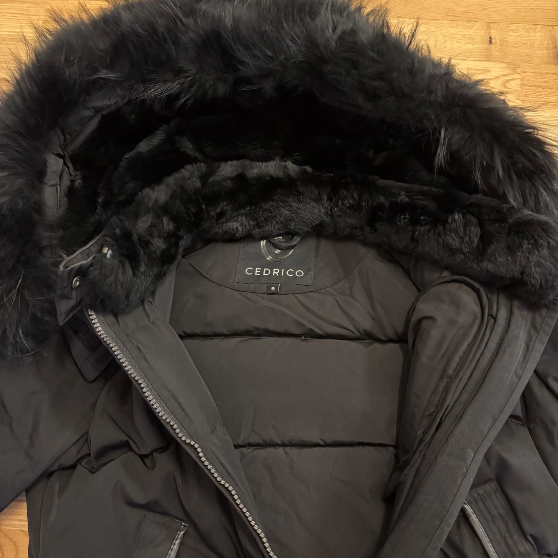 Svart dunjacka från Cedrico - 91