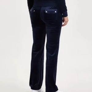 Mörk blå juicy couture byxor  - Mörk blå, mjuka juicybyxor i bra skick. Säljs pga av att dom inte kommer till användning💕