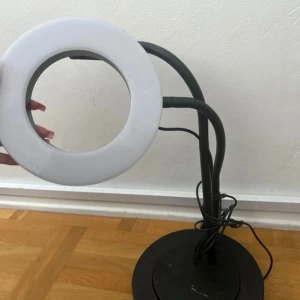 Lampa  - säljer denna lampa med telefon hållare, du kan använda de för att sminka dig, ta bilder och även filma videos 