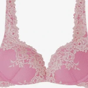 Intimissimi Rosa spets-bh - Säljer en vacker rosa bh med spetsdetaljer från intimissimi. Den har justerbara axelband och en elegant design som är i en färg som inte längre finns och var en valintine collektion