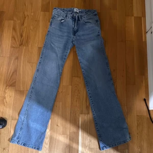 Raka blå jeans - Raka blåa mid waist jeans som är helt oanvända! Säljer då dom sitter för löst vid midjan på mig som har 70cm, samt är dom lite för långa och jag är 167! Vid frågor skriv, kan sänka priset vid snabbt köp!❣️