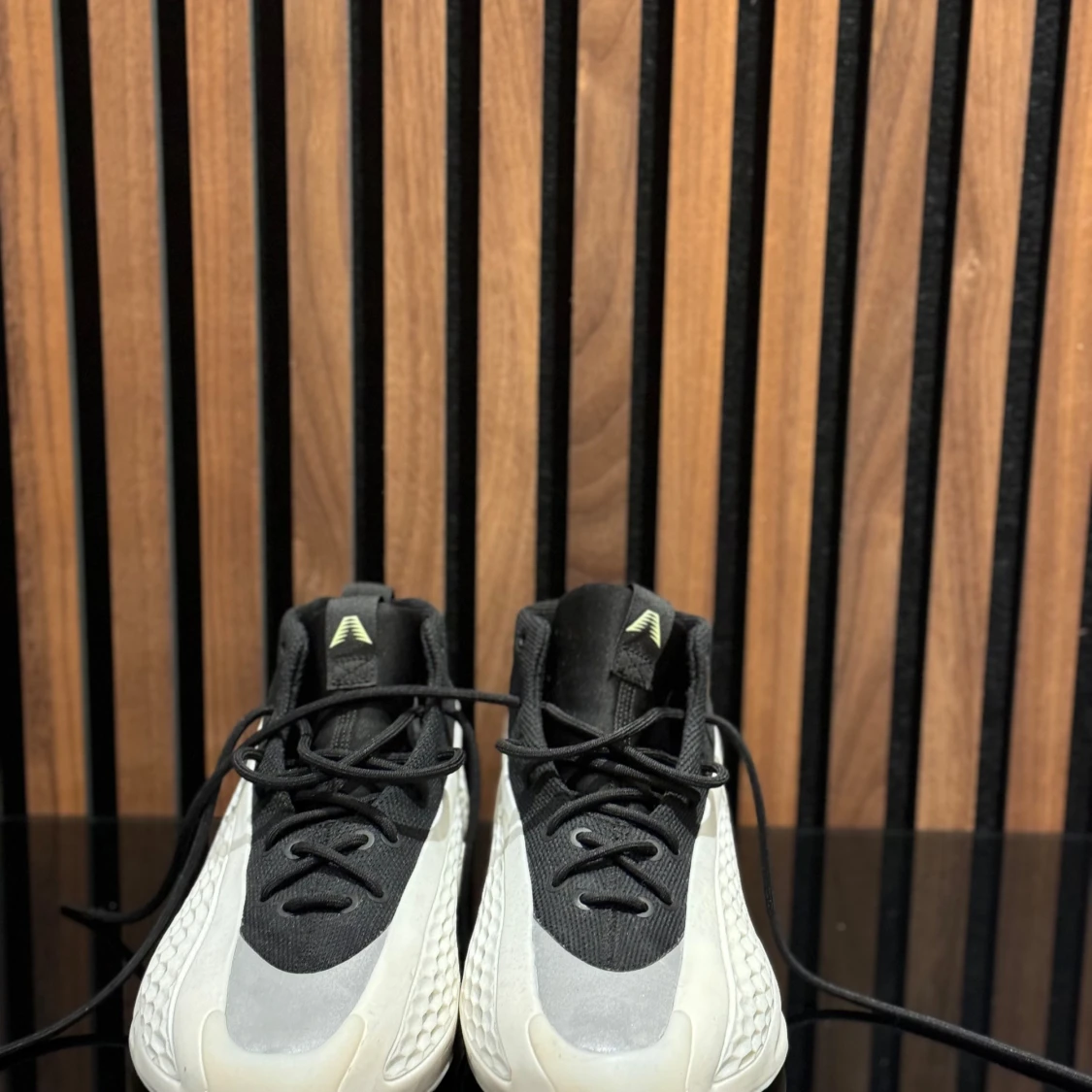 Titel: Adidas Anthony Edwards 1 “Best of Adi” Basketbollskor – Stl 40, Bra Skick - 91