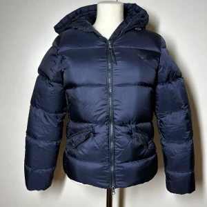 vinterjacka marinblå  - Marinblå vinterjacka från gant. Iprincip i nyskick, använd någon enstaka gång. Storlek xs kan även passa s. Köp sker via köp nu, jag postar inom 24h. Kvar tills markerad såld 