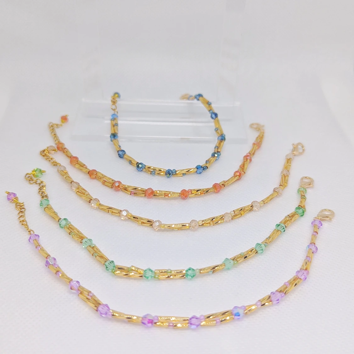 Grönt armband med gulddetaljer - 91