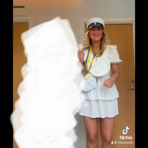 Vit kortklänning med volangdetaljer - Söt vit kortklänning med volangdetaljer och korta ärmar. Endast använd en gång på studenten och är fortfarande i jätte bra skick. Klänningen är från fina tricot och är i storlek S❤️