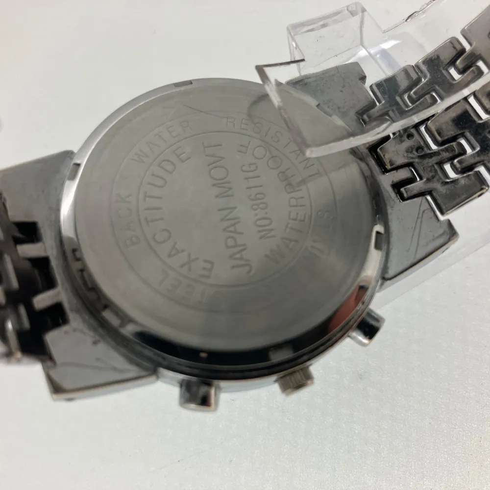 Stilren silverfärgad klocka från Rosra med vit urtavla och tydliga svarta siffror. Klockan har en förkortad metallarmband och flera små dekorativa urtavlor för extra snygg look. Quartz batteri, fungerar perfekt.. Asusteet.