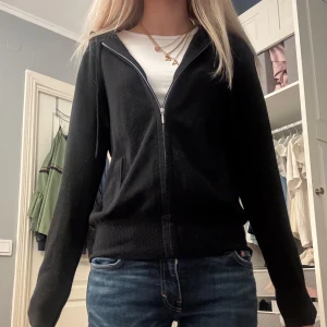 Soft goat zip❤️❤️❤️❤️😆 - En jättefin zip hoodie från soft goat i färgen svart, köpt ny för typ 2600 på soft goats hemsida😆😆❤️Inga defekter och är i princip nyskick. Kan mötas upp i Täby alternativt i stan beroende på dag💗💗skriv för frågar