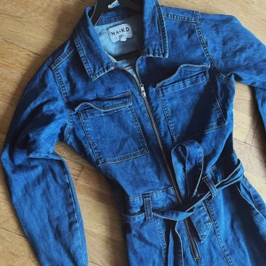 Byxdress jeans NAKD  - Byxdress i jeans från NA-KD, inte hårt Material. nyskick 