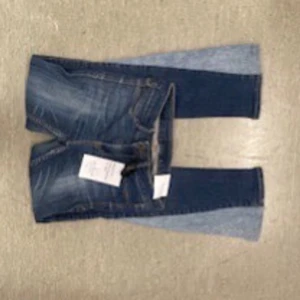 Blå jeans - Snygga blå jeans med klassisk femficksdesign. Perfekta för en avslappnad stil. De har en knappgylf och är i en mörkare tvätt. 