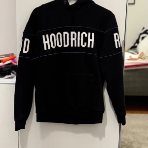 Svart hoodie och byxor från Hoodrich - Snygg svart hoodie och matchande byxor från Hoodrich. Hoodien har en stor logga på bröstet och ärmarna, bra pris original 1299 men säljer dom för 500 och har bara andvänt dom några gånger    Skriv om frågor och pris kan diskuteras👍