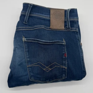 REPLAY ANBASS JEANS  - - Replay anbass jeans - Slim fit passform - Storlek W30/L32 - Nypris runt 1800kr -  Deluxecloset