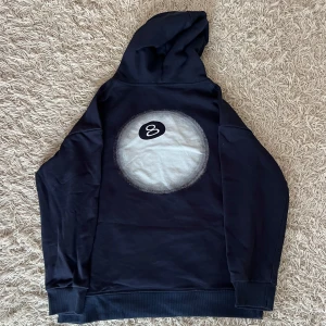 Stussy 8ball hoodie - Säljer denna sällsynta 8ball stussy hoodien. Mycket bra skick. Storlek xl men passar M/L. Själv är jag 183, hör av er vid frågor!