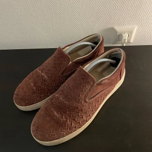 Bottega Veneta Slip-On  - Bottega Venetas perfekta sommar sko. Snygg vinröd färg som sticker ut lite extra! Skorna kommer som dem är. 