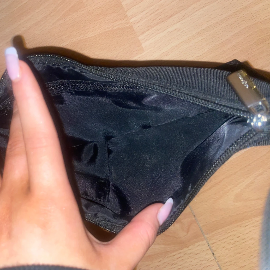 (HELT NY) Svart axelväska med dragkedja - 92