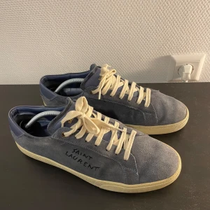 Saint Laurent Court Classic  - Saint Laurents klassiska court sneaker i blå mocka. I mitt tycke en av det bästa skorna man kan äga. Passar till allt och åldras snyggt. Skorna kommer utan box och dustbag.