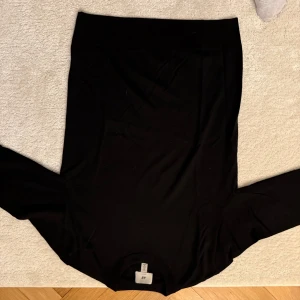 Svart merinoull tröja från HM - Snygg och stilren svart långärmad tröja från HM. Perfekt för en minimalistisk look och passar till många olika outfits. Tröjan har en slim passform och är tillverkad i merinoull material. Storlek S. mycket bra skick.