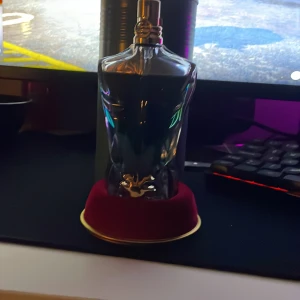 Jean Paul Gaultier Le Beau - Säljer en flaska Jean Paul Gaultier Le Beau Eau. Flaskan har en unik design i form av en manlig torso med blått glas och en guldfärgad kork. Parfymen kommer i en elegant metallförpackning. hur mycket kvar får man uppskatta själv men typ 65-70!!