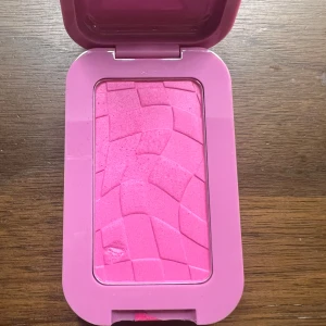 Buttermelt Blush från NYX Professional Makeup - Säljer en Buttermelt Blush från NYX Professional Makeup i en härlig rosa nyans. Otrolig formula och färg! Den kommer i en praktisk rosa förpackning och väger 5 g. Perfekt för att ge kinderna en fräsch och livfull färg.