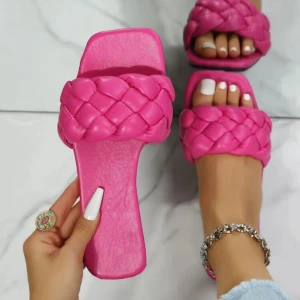 Rosa flätade sandaler - Snygga rosa sandaler med flätad rem och fyrkantig tå. Perfekta för sommarens varma dagar. Lätta att matcha med olika outfits för en trendig look.