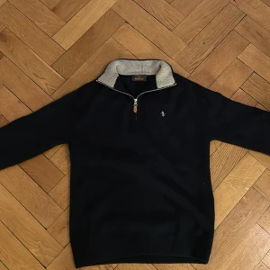 Morris zip - Morris zip| inga defekter förutom att man ser inte storleken på tröjan| 10/10 skick| storlek S| Marin blå