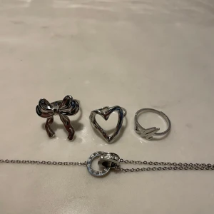 Smycken - ⚠️KOLLA MINA ANDRA ANNONSER⚠️Säljer superfina silver smycken! Skriv till mig innan du köper för att se till så det inte är slut! Just nu är rosettringen såld därför står det såld. Kolla mina andra annonser om ni vill köpa🌟 Dom rostar inte! Fick dom i julklapp så vet inte märket, men dom är aldrig använda eftersom jag egentligen gillar guld! Ring: 39kr        2 ringar: 69kr      3 ringar: 99kr        Armband: 59kr          Alla ringar+armband: 149kr