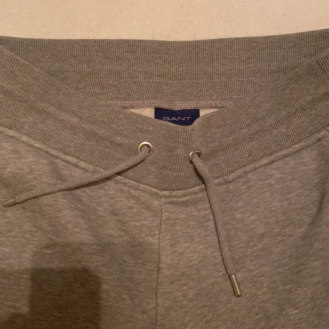 Grå mjukisbyxor från Gant - 90