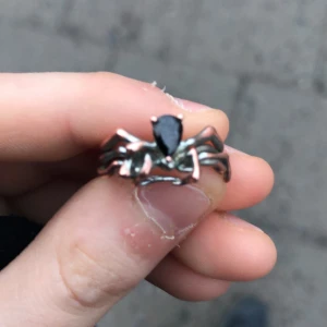 Ring med spindelform - Ring med svart ädelsten, formad som spindel