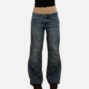 Calvin Klein low waist flare jeans - Jätte bekväma Calvin Klein jeans i modellen ’ultimate bootcut’. Köpta i vintage butik i usa och oanvända av mig. Har en ”slit” på högre framsida men syns knappt och är som del av stilen. Hör av er om ni har några frågor :)