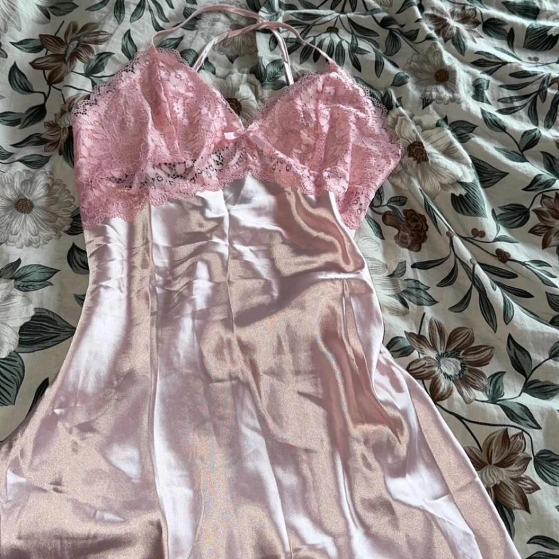 Rosa sidenklänning med spetsdetaljer