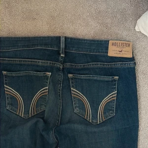  Hollister jeans - Fina knappt andvänd jeans,midjemåttet är 76 bara att höra av sig om man har nån fråga🥰