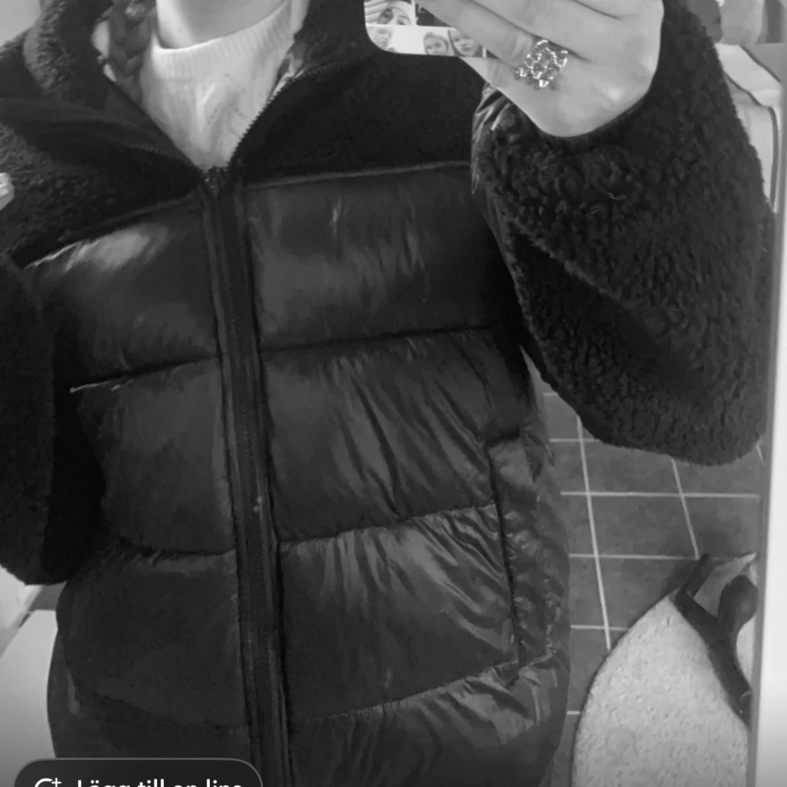 Svart pufferjacka med teddyärmar
