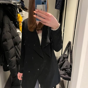 Svart kappa - Snygg svart kappa, använt 1 gång innan och inga defekter eller liknade🩷skriv frågor om ni vill veta mera