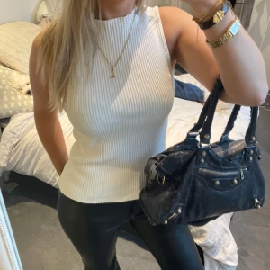 Vit topp  - Super snygg topp perfekt till fest och vardags från Zara 🤎🤎Nypris 400