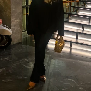 Guldiga klackar med spetsig tå och snörning  - Eleganta guldiga pumps med spetsig tå och klack. Perfekta för att ge en glamorös touch till din outfit. Snörning upptill! Använd 1 gång 