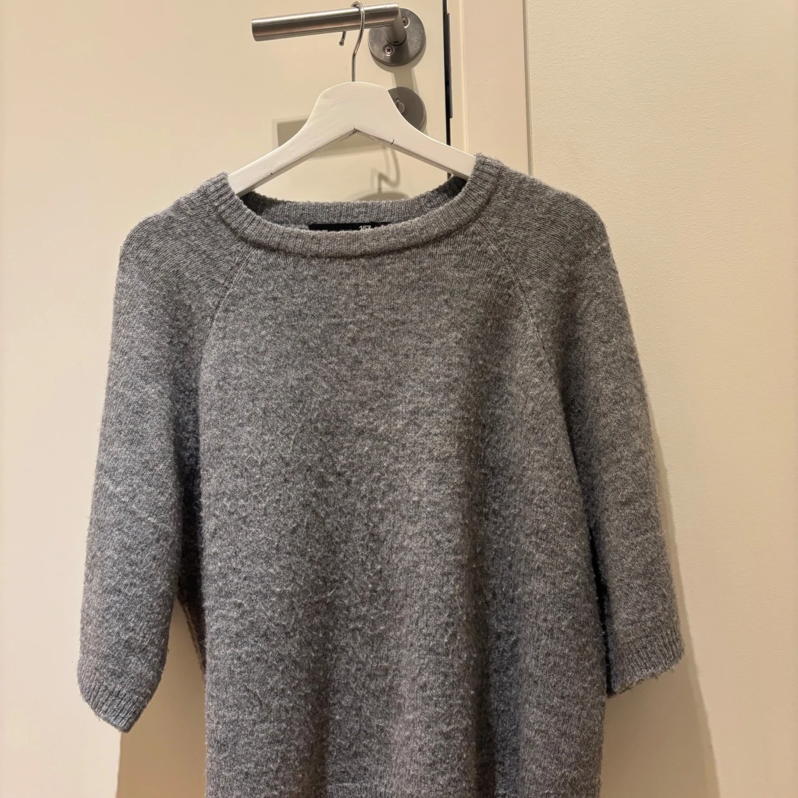 Grå stickad tröja