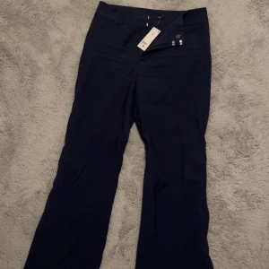 Kostymbyxor  - Utsvängda marinblåa kostymbyxor. Från Gina tricot. Orginalpris 499, sälj för 99. Storlek 42