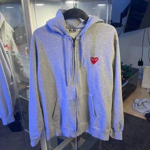Grå hoodie från Comme des Garçons - Comme des Garçons Play Heart grå    Storek: Xl sitter bra som L (små i storlek) Cond: 8/10 Inga flaws vad jag kan se pris: 999kr